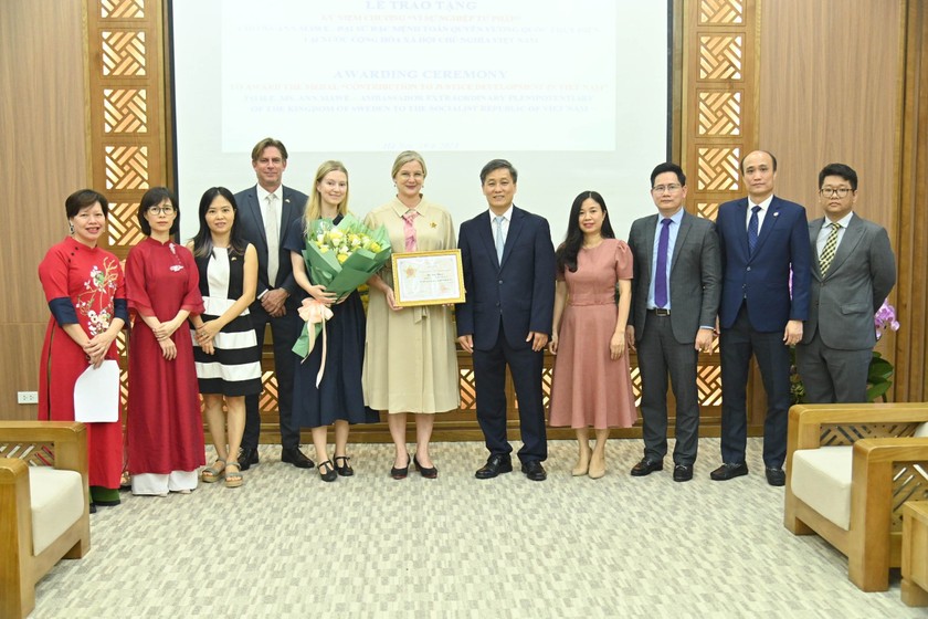Thứ trưởng Bộ Tư pháp Nguyễn Khánh Ngọc trao tặng kỷ niệm chương “Vì sự nghiệp tư pháp” cho Đại sứ Đặc mệnh toàn quyền Vương quốc Thụy Điển Ann Mawe