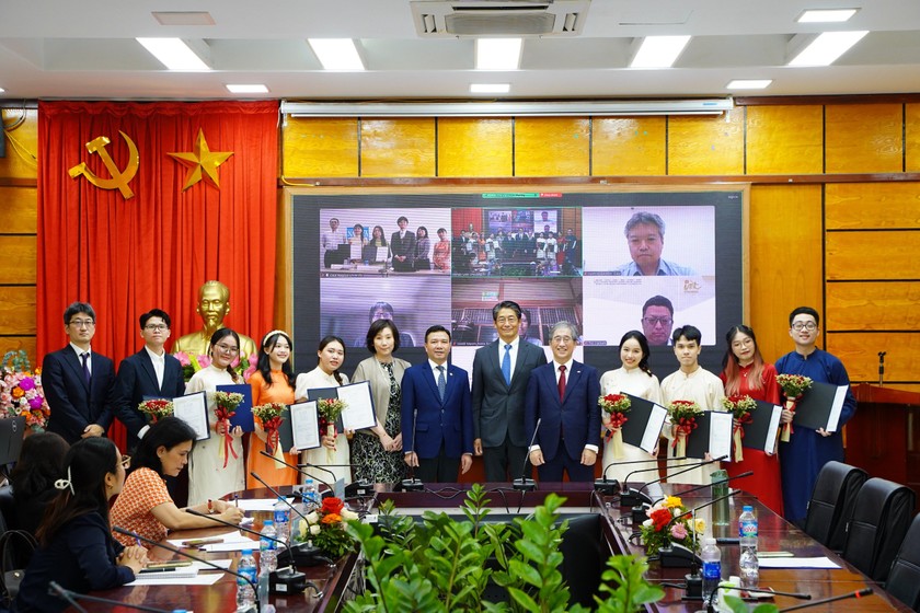 Các sinh viên tốt nghiệp chụp ảnh lưu niệm cùng đại diện Trường Đại học Luật Hà Nội và Đại Học NAGOYA