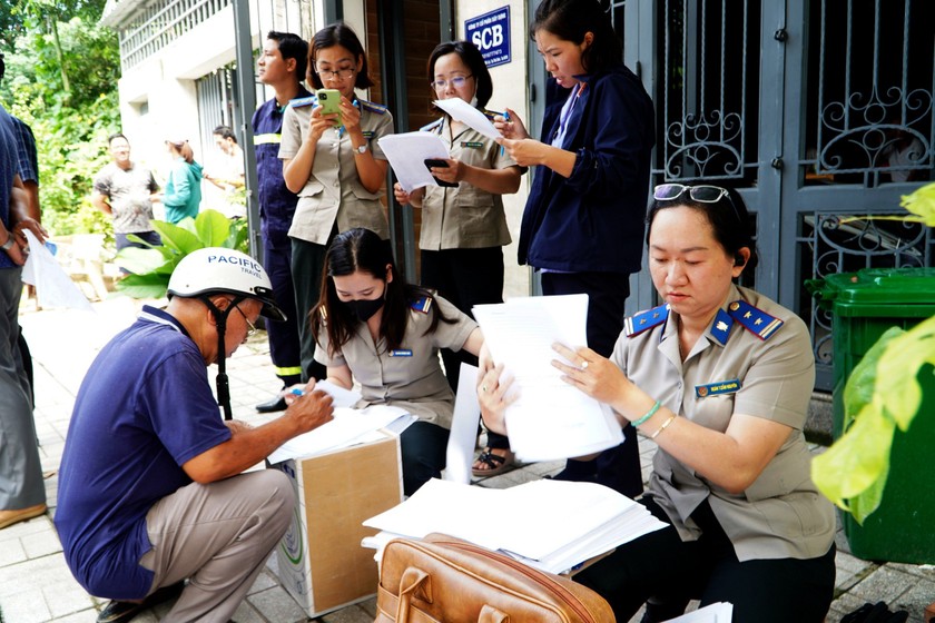 Tiến hành cưỡng chế kê biên, kiểm tra hiện trạng tài sản là nhà, đất