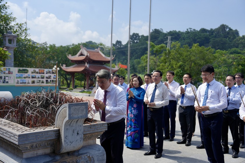 Bộ trưởng Nguyễn hải Ninh cùng đoàn công tác dâng hương tại Nhà tưởng niệm.