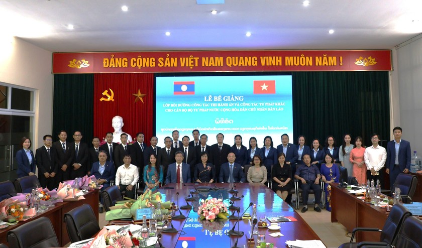 Chụp ảnh lưu niệm.