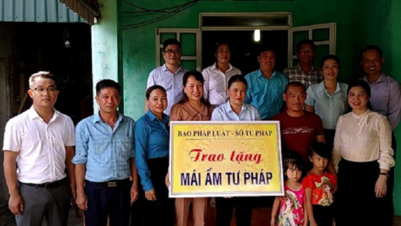 Trao "Mái ấm Tư pháp"  chị Nguyễn Thị Huệ, cán bộ tư pháp xã Thanh Lân, huyện đảo Cô Tô, tỉnh Quảng Ninh.