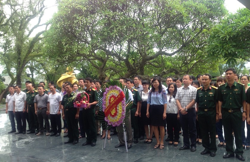 Đoàn công tác thành kính tưởng nhớ công ơn của các Anh hùng liệt sỹ đã hy sinh vì Tổ quốc