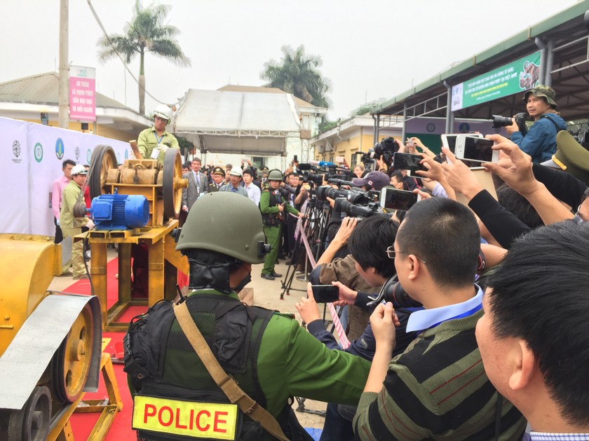  Buổi tiêu hủy có sự góp mặt đông đảo phóng viên trong và ngoài nước