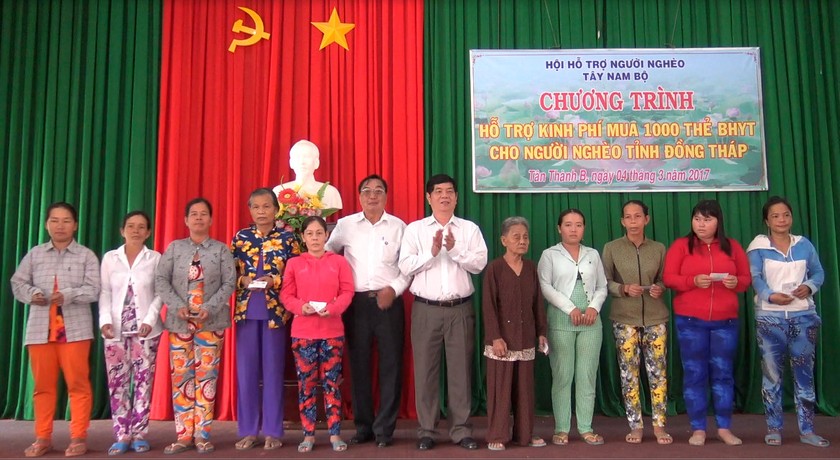 Ông Nguyễn Phong Quang (thứ 6 từ phải sang) - nguyên Ủy viên trung ương Đảng, Nguyên Phó Ban thường trực Ban Chỉ đạo Tây Nam bộ, Chủ tịch Hội Hỗ trợ người nghèo Tây Nam bộ trao thẻ bảo hiểm y tế cho các hộ cận nghèo tại huyện Tân Hồng, Đồng Tháp