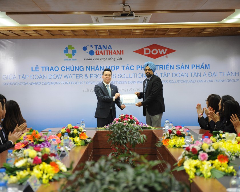 Ông Nguyễn Duy Chính – Tổng giám đốc Tập đoàn Tân Á Đại Thành và ông Tanmeet Singh Gulati - Giám đốc Thương mại khu vực Đông Nam Á của Tập đoàn Dow tại lễ công bố.