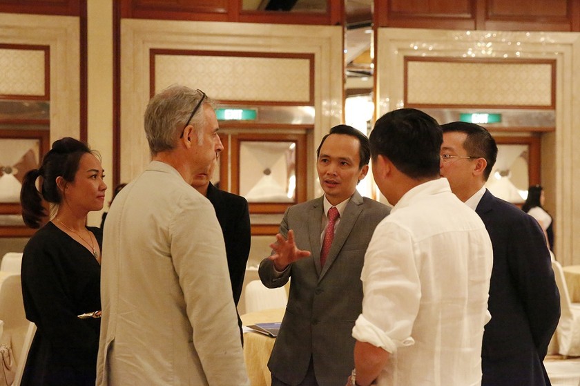 Ông Trịnh Văn Quyết – Chủ tịch Tập đoàn FLC (giữa) trao đổi với các nhà đầu tư quan tâm