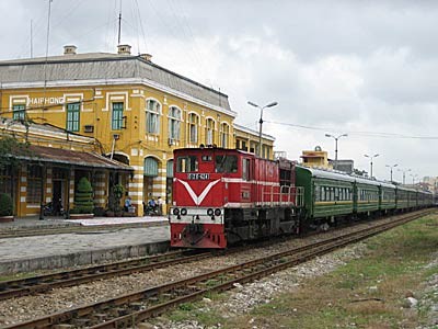 Thủ tướng chỉ thị lập lại trật tự hành lang an toàn đường bộ, đường sắt