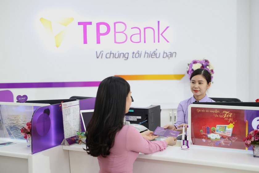 UBND TP Hà Nội tặng cờ thi đua và bằng khen cho TPBank