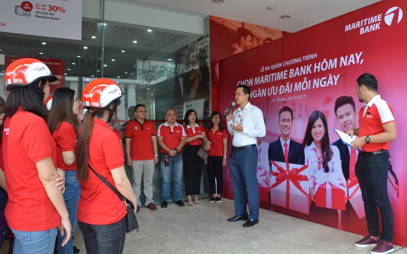 Ông Huỳnh Bửu Quang – Tổng Giám đốc Maritime Bank phát biểu và động viên tinh thần cán bộ nhân viên Ngân hàng trong Lễ ra quân chương trình “Chọn Maritime Bank hôm nay, Ngàn ưu đãi mỗi ngày” tại đầu cầu Tp.HCM.