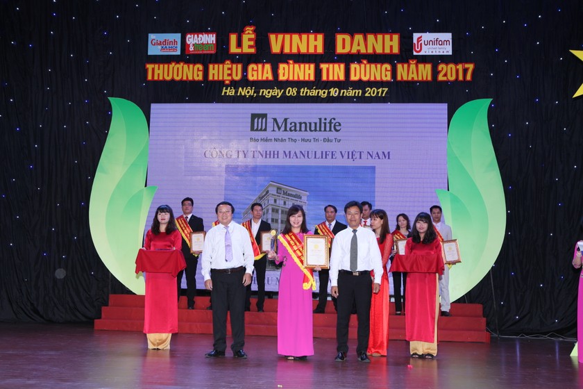 Bà Trịnh Bích Ngọc – Giám Đốc Manulife khu vực Miền Bắc - nhận giải thưởng “Thương hiệu Gia đình Tin dùng” lần thứ I năm 2017
