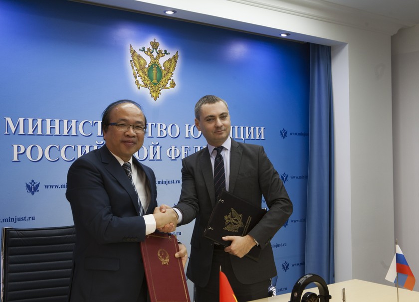 Thứ trưởng Bộ Tư pháp Việt Nam Phan Chí Hiếu và Thứ trưởng Bộ Tư pháp LB Nga Travnhikov Maksim Alexandrovich