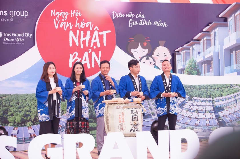 Nghi lễ đập thùng rượu sake chính thức khai mạc Ngày hội văn hóa Nhật Bản