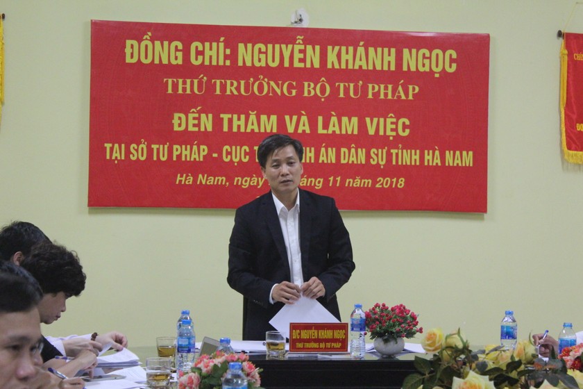 Thứ trưởng Nguyễn Khánh Ngọc phát biểu chỉ đạo tại buổi làm việc với Sở Tư pháp Hà
Nam.
