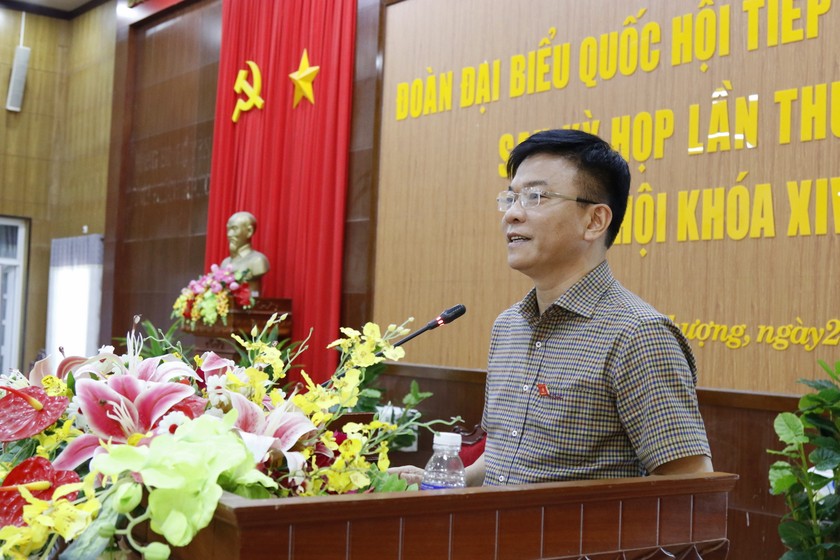 Bộ trưởng Bộ Tư pháp Lê Thành Long ghi nhận và giải đáp nhiều thắc mắc của bà con cử tri