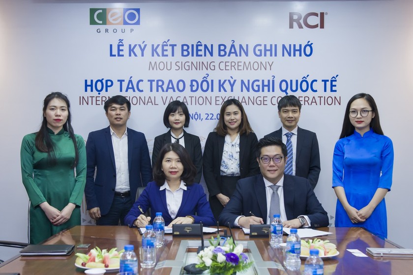 Bà Vũ Thị Lan Anh, Phó TGĐ Tập đoàn CEO ký kết Biên bản ghi nhớ Hợp tác trao đổi kỳ nghỉ quốc tế cùng ông Daniel Tan, Giám đốc Phát triển Kinh doanh khu vực Đông Nam Á của RCI