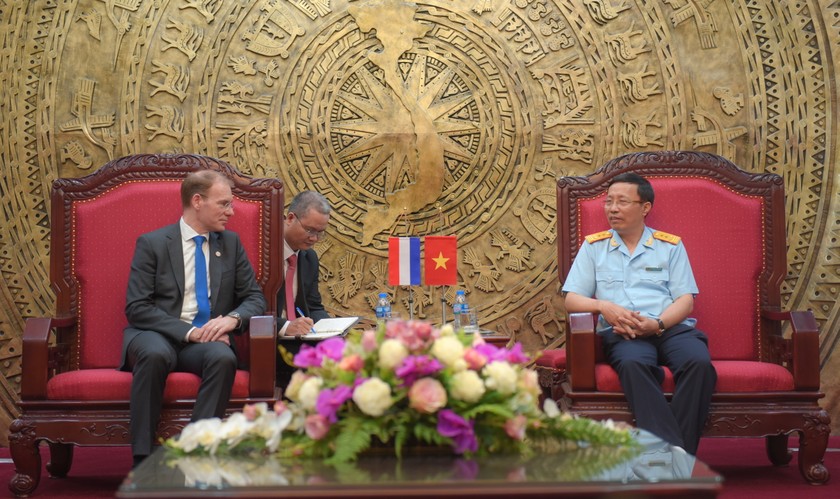 Tổng cục trưởng Nguyễn Văn Cẩn (bên phải) và ông Menno Snel - Quốc Vụ khanh Tài chính Hà Lan (bên trái)