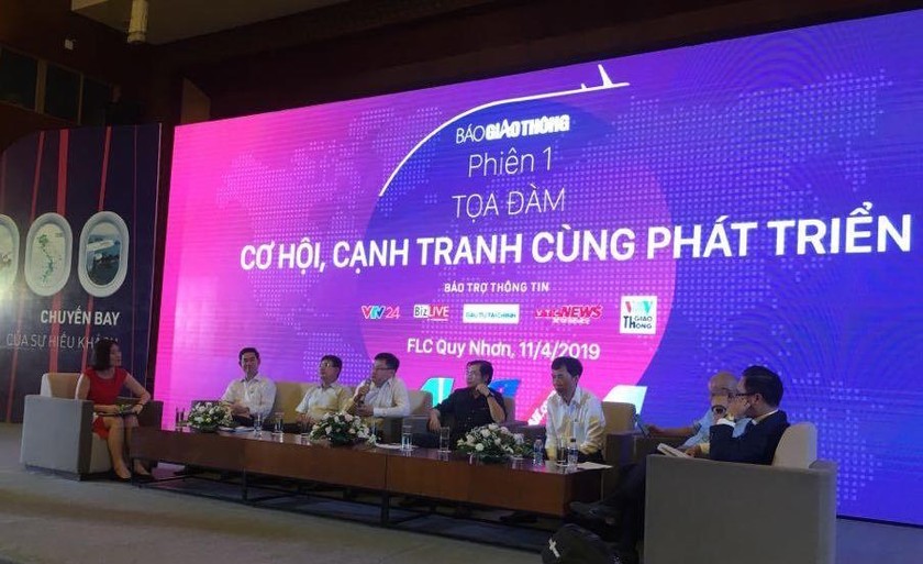 Các chuyên gia thảo luận tạii phiên thứ nhất về chủ đề "Cơ hội cạnh tranh cùng phát triển".

