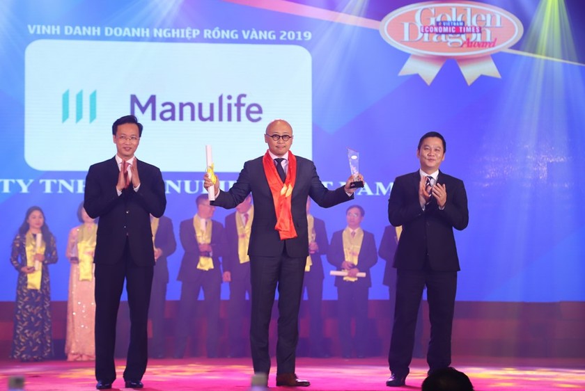 Ông Kevin Kwon (đứng giữa), Giám đốc khối nghiệp vụ, đại diện Manulife Việt Nam lên nhận giải Rồng Vàng 2019 hôm 6/4/2019. 