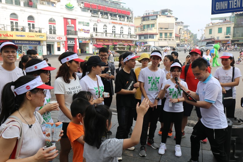 Bố mẹ và các bé cùng tham gia các hoạt động hưởng ứng Ngày Trái đất tại Gian hàng của TH như ghép tranh bảo vệ môi trường, đố vui phân loại rác, hoạt động phát hạt giống trồng cây “Ươm mầm sống xanh”, 