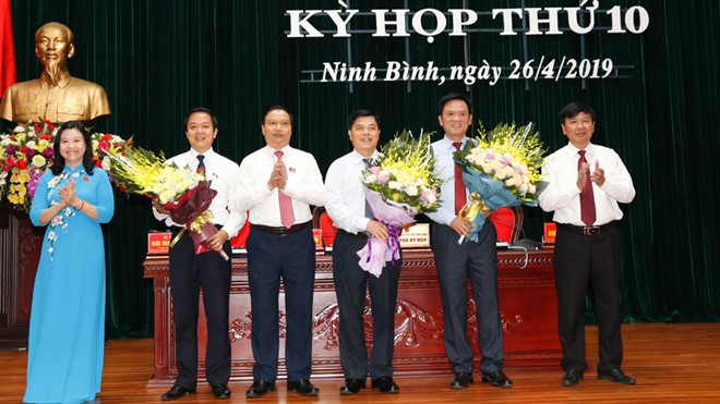 Ông Phạm Quang Ngọc (thứ 2 từ trái qua), Trưởng ban Tuyên giáo Tỉnh ủy Ninh Bình, được bầu giữ chức Phó chủ tịch UBND tỉnh Ninh Bình nhiệm kỳ 2016-2021