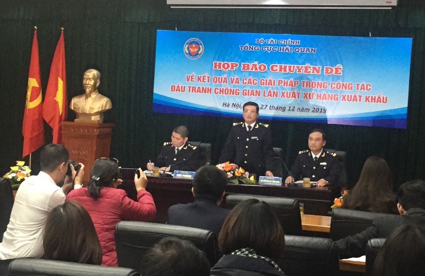 Cục trưởng Cục Kiểm tra sau thông quan Nguyễn Tiến Lộc chủ trì buổi họp báo