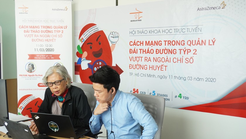 Phó Giáo sư Tiến sĩ Bác sĩ Nguyễn Thy Khuê – Chủ tịch Liên chi Hội Đái tháo đường & Nội Tiết TP HCM (tay trái) chủ trì hội nghị khoa học trực tuyến