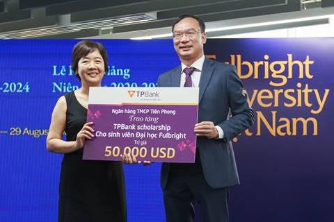 Ông Khúc Văn Họa, Phó Tổng giám đốc TPBank trao tặng học bổng cho trường Fulbright Việt Nam tại lễ khai giảng.