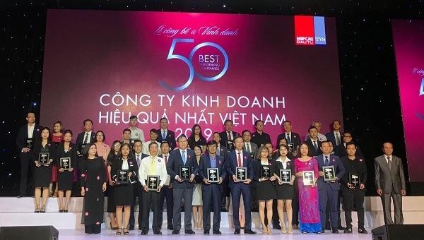 Đại diện các doanh nghiệp nhận giải Top 50 công ty kinh doanh hiệu quả nhất Việt Nam 2019