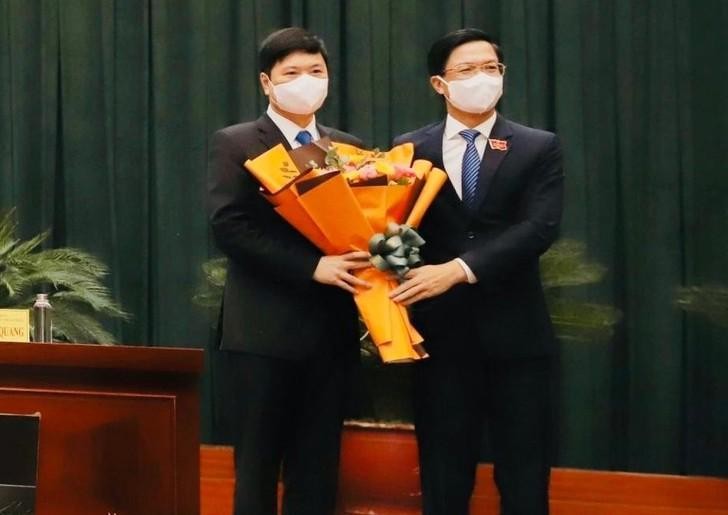 Chủ tịch HĐND TP Hải Phòng Phạm Văn Lập tặng hoa chúc mừng tân Phó Chủ tịch UBND TP Hải Phòng Hoàng Minh Cường.