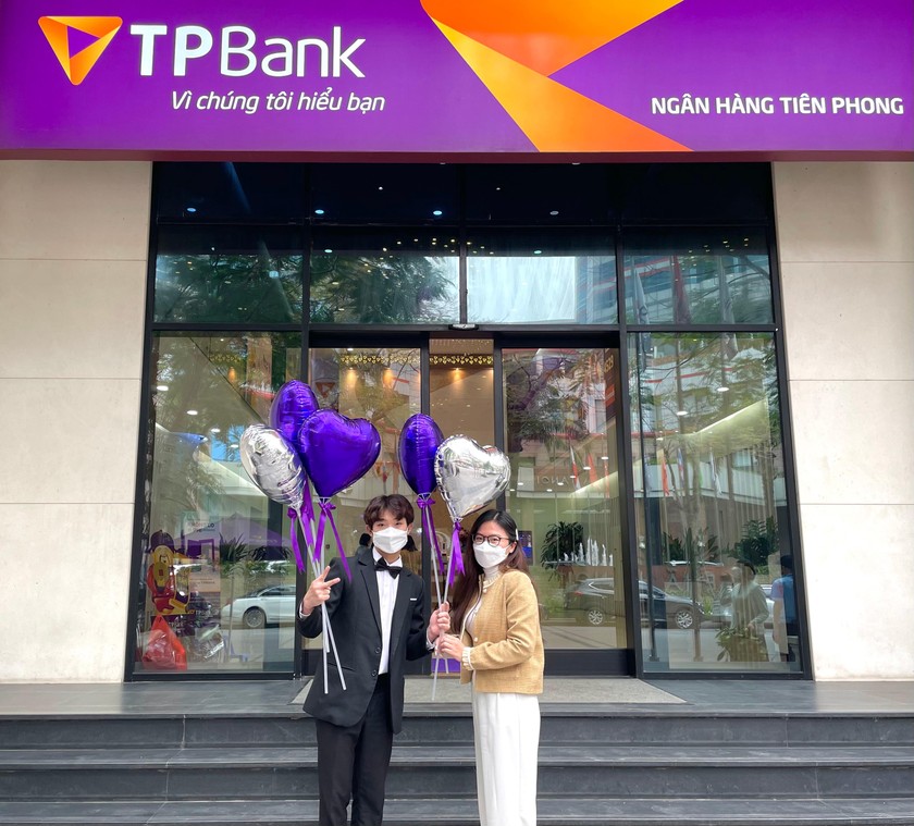 Nhiều khách hàng nữ thích thú khi bất ngờ được nhận quà trong ngày 8/3 từ TPBank