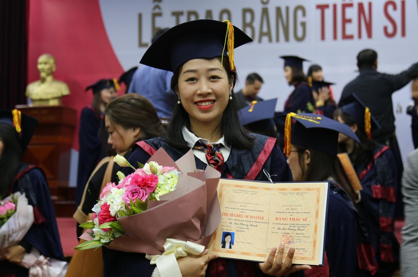 Phương thức xét tuyển đầu vào Cao học bằng hình thức đánh giá hồ sơ và phỏng vấn thí sinh sẽ được Đại học KHXV & NV Hà Nội áp dụng cho toàn bộ 44 chuyên ngành đào tạo thạc sỹ, thay thế nội dung thi truyền thống. 