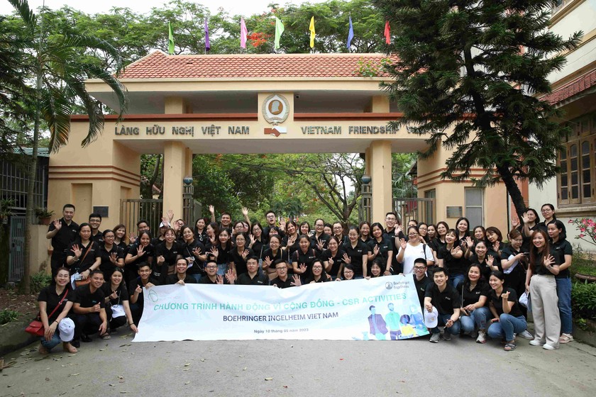 Đội ngũ nhân viên Boehringer Ingelheim tham gia tham gia hoạt động thiện nguyện tại Làng Hữu nghị Việt Nam - Hà Nội.