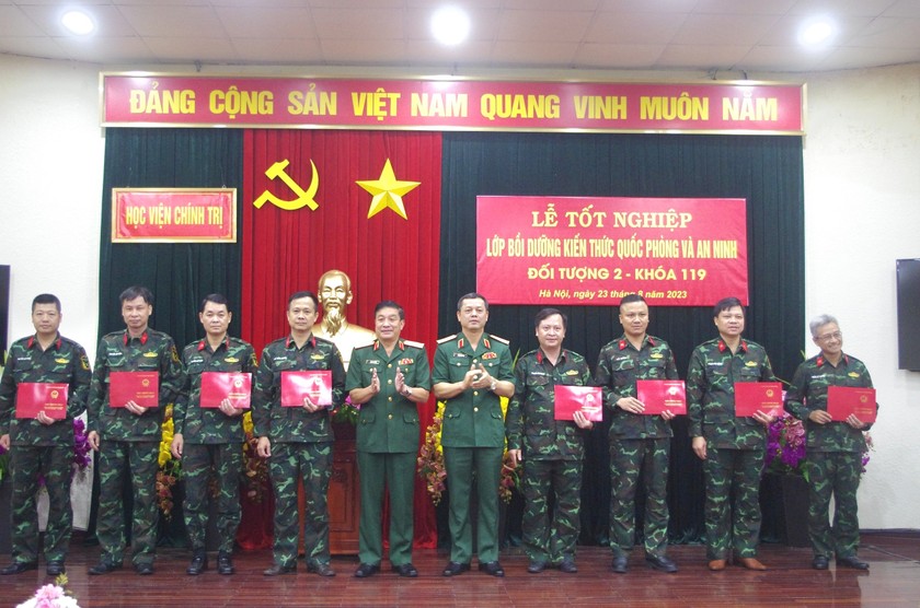 Trung tướng, Phó Giáo sư, Tiến sĩ Nguyễn Văn Bạo, Giám đốc Học viện Chính trị và Thiếu tướng Trương Thiên Tô, Bí thư Đảng ủy, Chính ủy Học viện Chính trị trao Chứng nhận hoàn thành khoá học cho các học viên