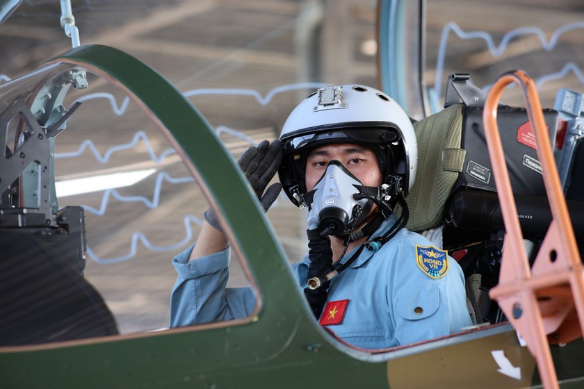 Thượng sĩ Đinh Thành Trung- Học viên phi đội 1, Trung đoàn 940 (Trường Sĩ quan Không quân) trước giờ cất cánh thực hiện chuyến bay thả đơn.