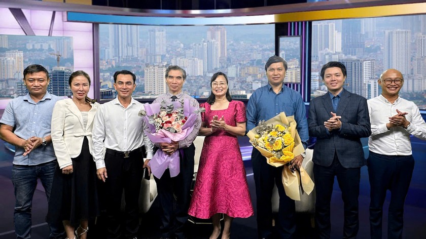 Lãnh đạo Báo Pháp luật Việt Nam và ekip thực hiện Chương trình tặng hoa cảm ơn các diễn giả
