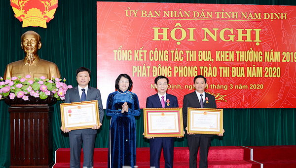 Phó Chủ tịch nước Đặng Thị Ngọc Thịnh trao Huân chương Lao động hạng Nhì cho Chủ tịch UBND tỉnh Nam Định Phạm Đình Nghị (đứng giữa)