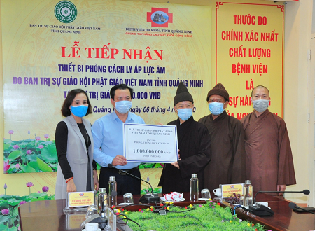 Ủy ban MTTQ tỉnh tiếp nhận 1 tỷ đồng hỗ trợ các đơn vị tuyến đầu phòng, chống dịch từ Ban Trị sự Giáo hội Phật giáo tỉnh Quảng Ninh.