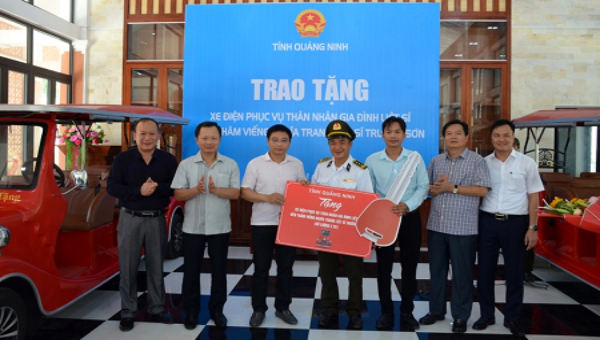 Quảng Ninh trao tặng 2 xe điện cho Ban Quản lý Nghĩa trang Trường Sơn. 