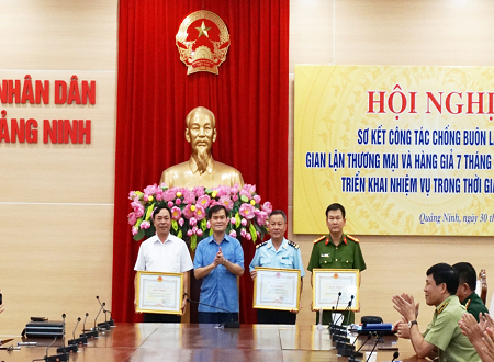 Phó Chủ tịch UBND tỉnh Quảng Ninh Bùi Văn Khắng trao bằng khen của Ban Chỉ đạo 389 quốc gia cho tập thể có thành tích xuất sắc trong chống buôn lậu, gian lận thương mại.