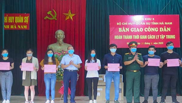 Thượng tá Trịnh Đức Thiêm, Phó Chỉ huy trưởng Bộ CHQS tỉnh Hà Nam trao giấy chứng nhận hoàn thành thời gian cách ly tập trung cho các công dân.