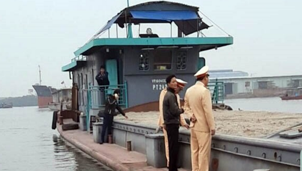 CSGT đường thủy tỉnh Quảng Ninh bắt giữ tàu chở cát không rõ nguồn gốc.