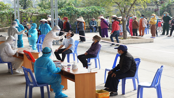 Cán bộ, y bác sĩ, nhân viên ngành y tế đến các nhà văn hóa thôn, khu, trạm y tế trên địa bàn TX Đông Triều để thực hiện lấy mẫu xét nghiệm cho người dân.