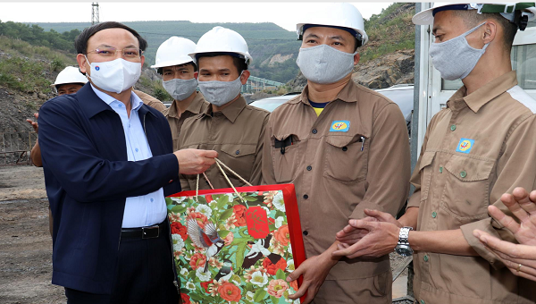 Bí thư tỉnh Quảng Ninh Nguyễn Xuân Ký tặng quà động viên công nhân lao động ngành than nhân dịp đầu xuân Tân Sửu.