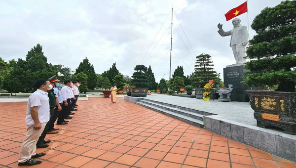 Cán bộ, chiến sĩ, nhân dân huyện đảo Cô Tô, dâng hương báo công tại Tượng đài Bác Hồ.