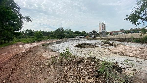 Bê tông Phương Nam xây dựng không phép trên đất rừng, xả thải ô nhiễm trực tiếp ra môi trường.