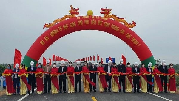 Các đại biểu cắt băng thông xe kỹ thuật tuyến đường từ nút giao Chợ Rộc đến nút giao Phong Hải.