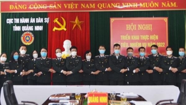 Đại diện các phòng chuyên môn thuộc Cục Thi hành án dân sự Quảng Ninh ký kết giao ước thi đua năm 2022.