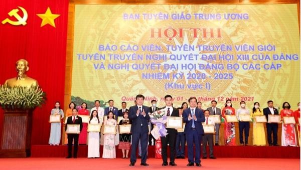 Ban Tổ chức Hội thi trao giải Nhất cho thí sinh Nguyễn Duy Hưng, đến từ Đảng bộ tỉnh Thái Bình.