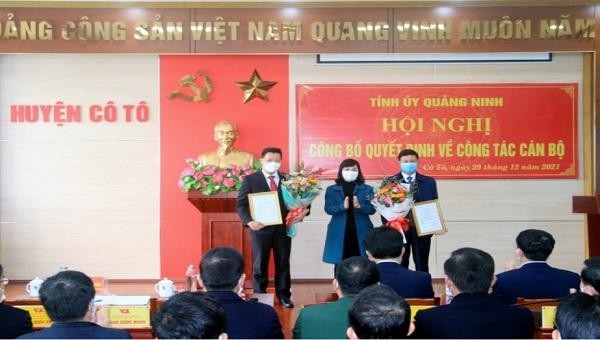 Phó Bí thư tỉnh Quảng Ninh Trịnh Thị Minh Thanh trao quyết định cho Tân Bí thư huyện Cô Tô Nguyễn Việt Dũng và ông Đỗ Huy Thông.